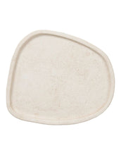 Laden Sie das Bild in den Galerie-Viewer, House Nordic Tablett aus Zement in Beige, organische Form, 35 x 30 x 2,5 cm.
