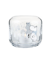 Laden Sie das Bild in den Galerie-Viewer,  Moomin Teelichtglas Snowfall von Muurla mit winterlichem Moomin-Motiv, Ø 9 cm, Höhe 8 cm.
