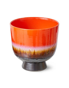Mehrfarbiger Übertopf Retro Cherry Red von HKliving aus handglasiertem Steinzeug mit glänzender, reaktiver Kirschrot-Glasur – individuelles Design mit Retro-Note.