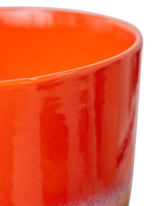 Mehrfarbiger Übertopf Retro Cherry Red von HKliving aus handglasiertem Steinzeug mit glänzender, reaktiver Kirschrot-Glasur – individuelles Design mit Retro-Note.