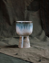 Laden Sie das Bild in den Galerie-Viewer, Mehrfarbiger Übertopf Retro Glacier von HKliving mit zarten Blautönen und reaktiver Glasur aus Steinzeug, 16,5×16,5×24 cm – einzigartiges Design für den Innenbereich.
