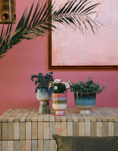 Laden Sie das Bild in den Galerie-Viewer, Mehrfarbiger Übertopf Retro Rosefield von HKliving aus Steinzeug mit rosa, weißen und grünen Akzenten, 13×13×19,5 cm – handgefertigt mit reaktiver Glasur.
