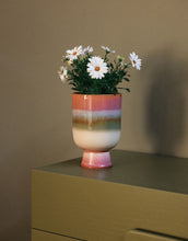 Laden Sie das Bild in den Galerie-Viewer, Mehrfarbiger Übertopf Retro Rosefield von HKliving aus Steinzeug mit rosa, weißen und grünen Akzenten, 13×13×19,5 cm – handgefertigt mit reaktiver Glasur.
