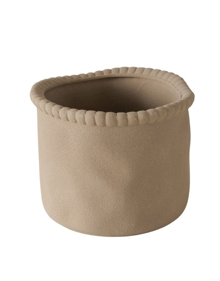 Brauner Übertopf Babilian von BOLTZE aus Steinzeug mit matter, aufgerauter Oberfläche, Ø 16 × H 12,5 cm.
