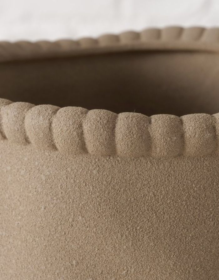 Brauner Übertopf Babilian von BOLTZE aus Steinzeug mit matter, aufgerauter Oberfläche, Ø 16 × H 12,5 cm, Nahaufnahme.