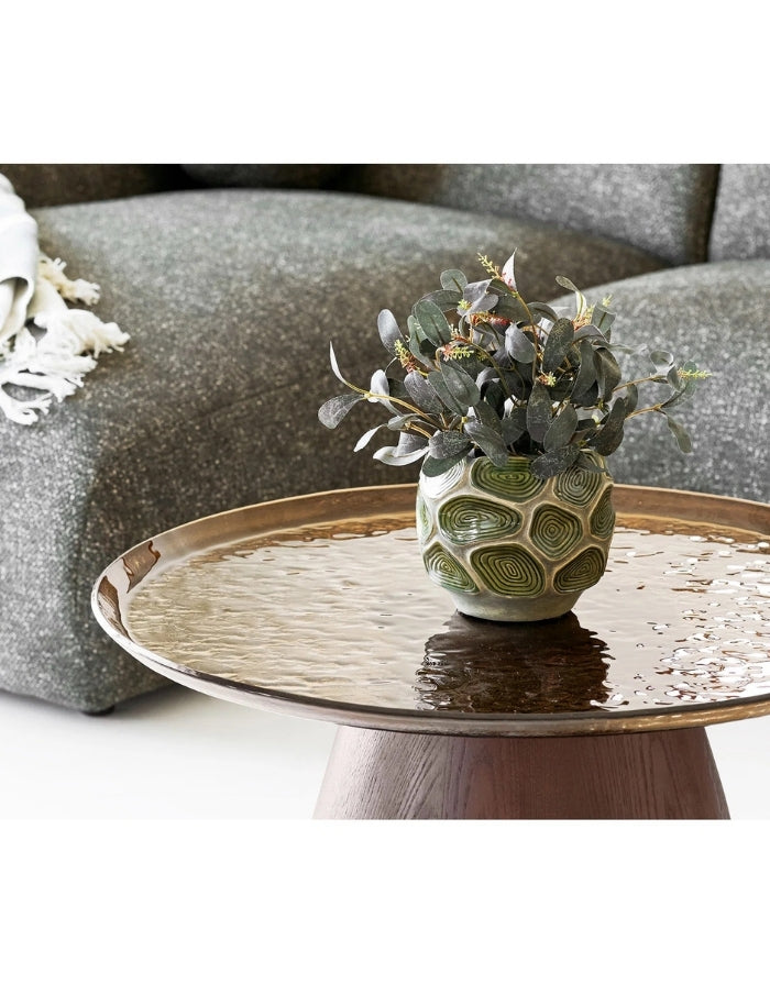 Übertopf Dark Brown Forest Night von House Nordic aus Terrakotta in dunklem Forest Green mit 18 cm Durchmesser mit Blumen auf einem Tisch