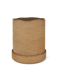 Brauner Übertopf Uneru von Ferm Living mit rauer Oberfläche, unregelmäßigen Kanten und passender Untertasse aus recyceltem Steingut, innen glasiert.