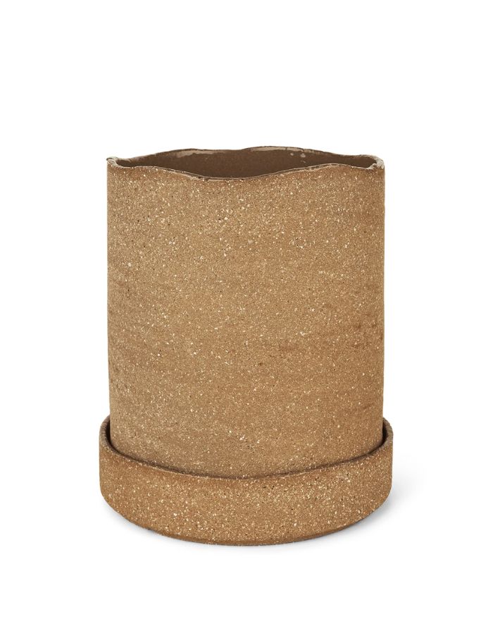 Brauner Übertopf Uneru von Ferm Living mit rauer Oberfläche, unregelmäßigen Kanten und passender Untertasse aus recyceltem Steingut, innen glasiert.
