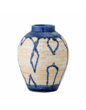 Laden Sie das Bild in den Galerie-Viewer, Bloomingville Vase Avon aus Steinzeug, handbemalt in Kobaltblau auf cremefarbenem Grund, 12 × 16 cm, mediterraner Look
