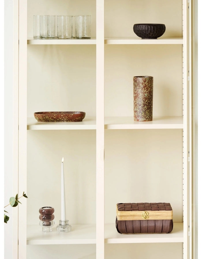 Keramikvase von House Nordic in Dark Brown und Forest Night mit schlanker Form und einer Höhe von 20 cm in einem Schrank