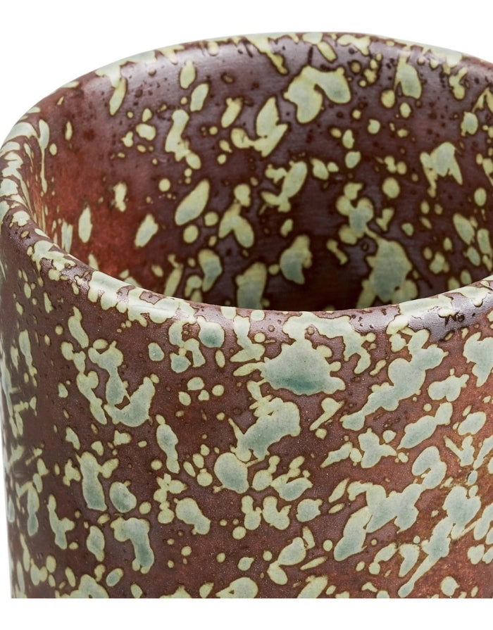 Keramikvase von House Nordic in Dark Brown und Forest Night mit schlanker Form und einer Höhe von 20 cm im Detail