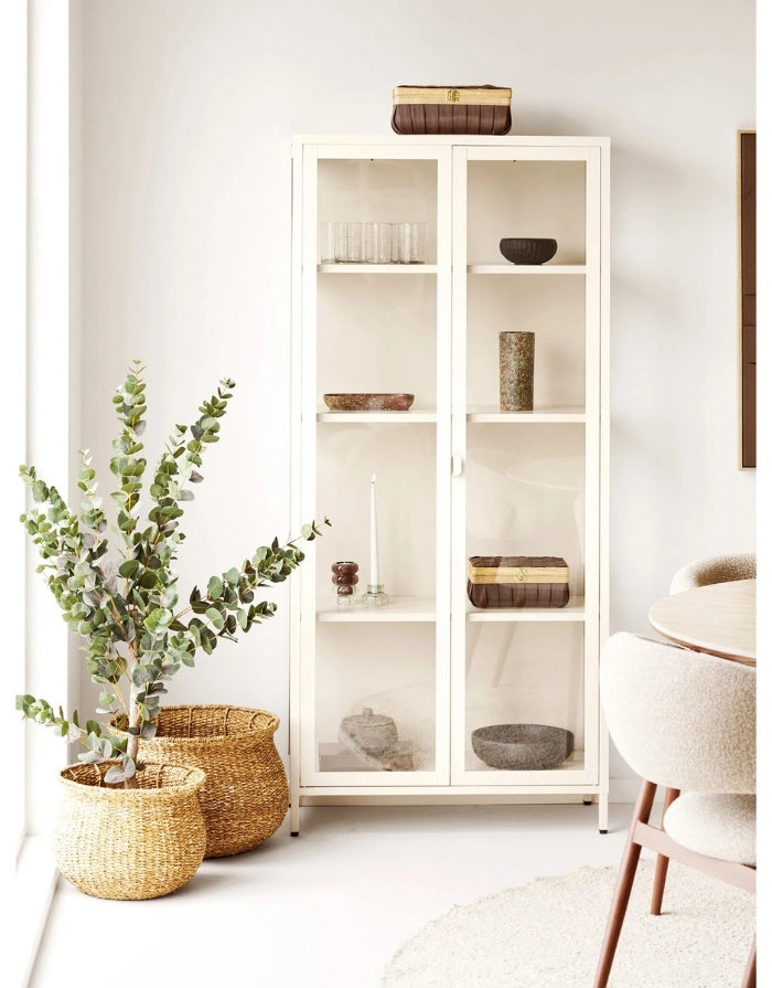  Keramikvase von House Nordic in Dark Brown und Forest Night mit schlanker Form und einer Höhe von 20 cm in einem Schrank neben einer Kunstpflanze