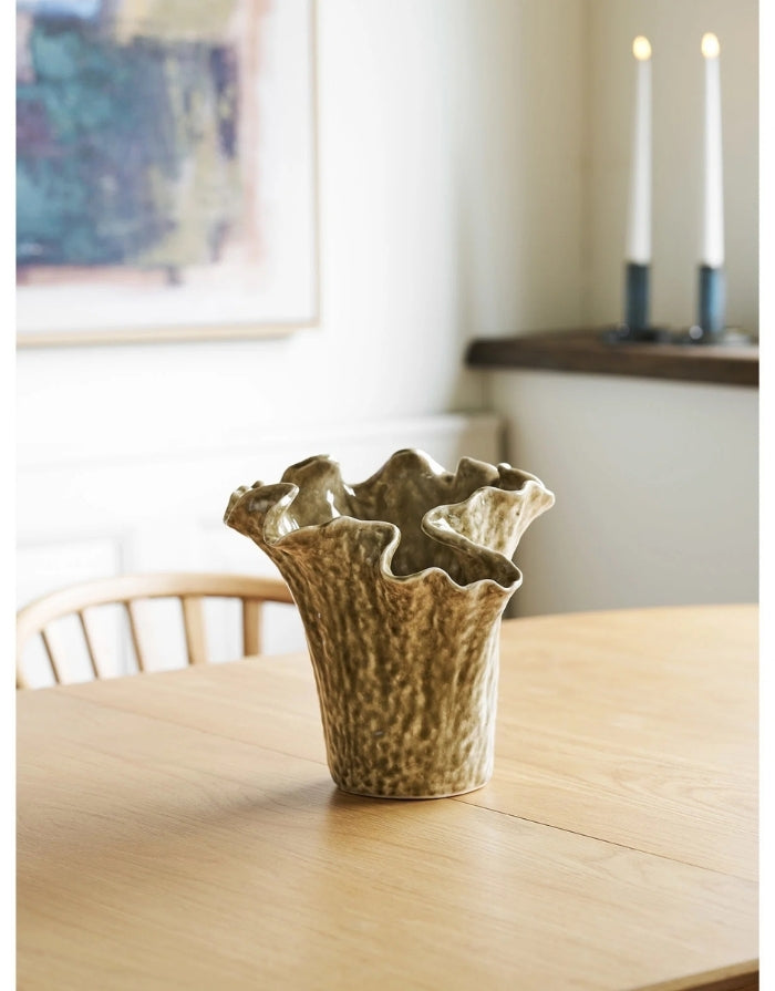 Vase Dark Sand von House Nordic aus Keramik mit einer Höhe von 23,5 cm in einem warmen, natürlichen Sandton auf einem Tisch