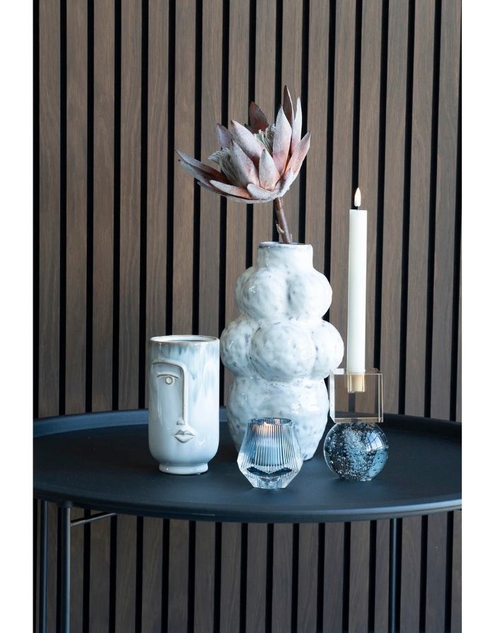 Vase Face Blue von House Nordic aus Porzellan in zwei Blautönen mit dekorativem Gesichtsdesign und handgefertigter Oberfläche mit anderen Vase zusammen