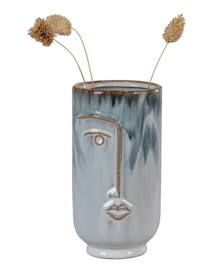 Vase Face Blue von House Nordic aus Porzellan in zwei Blautönen mit dekorativem Gesichtsdesign und handgefertigter Oberfläche mit Trockenblumen