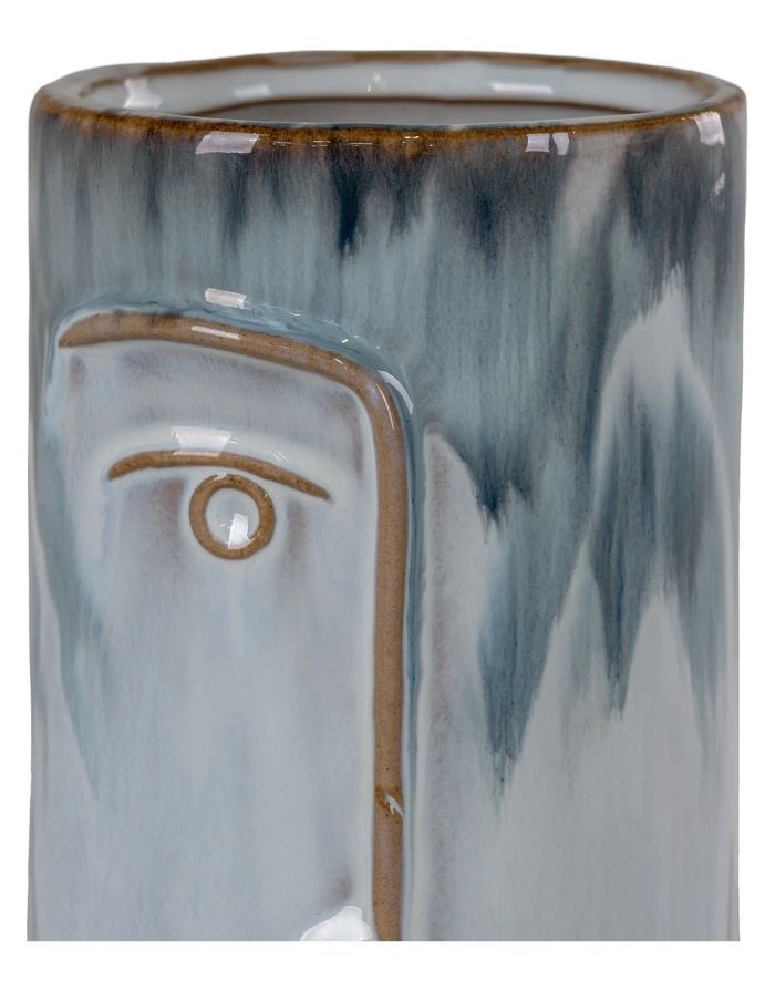 Vase Face Blue von House Nordic aus Porzellan in zwei Blautönen mit dekorativem Gesichtsdesign und handgefertigter Oberfläche im Detail