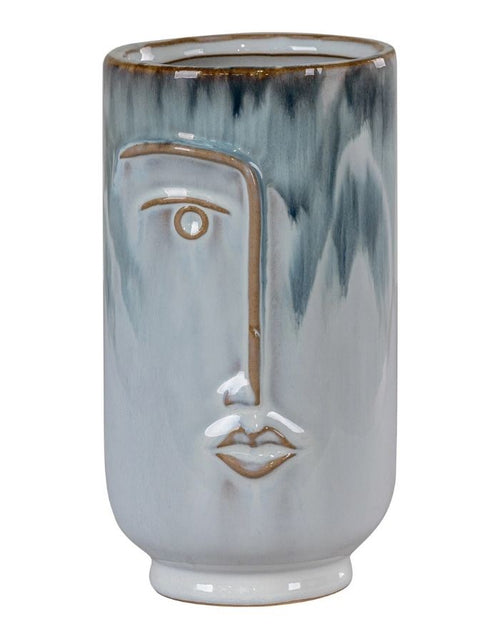 Vase Face Blue von House Nordic aus Porzellan in zwei Blautönen mit dekorativem Gesichtsdesign und handgefertigter Oberfläche als Freisteller von vorne 