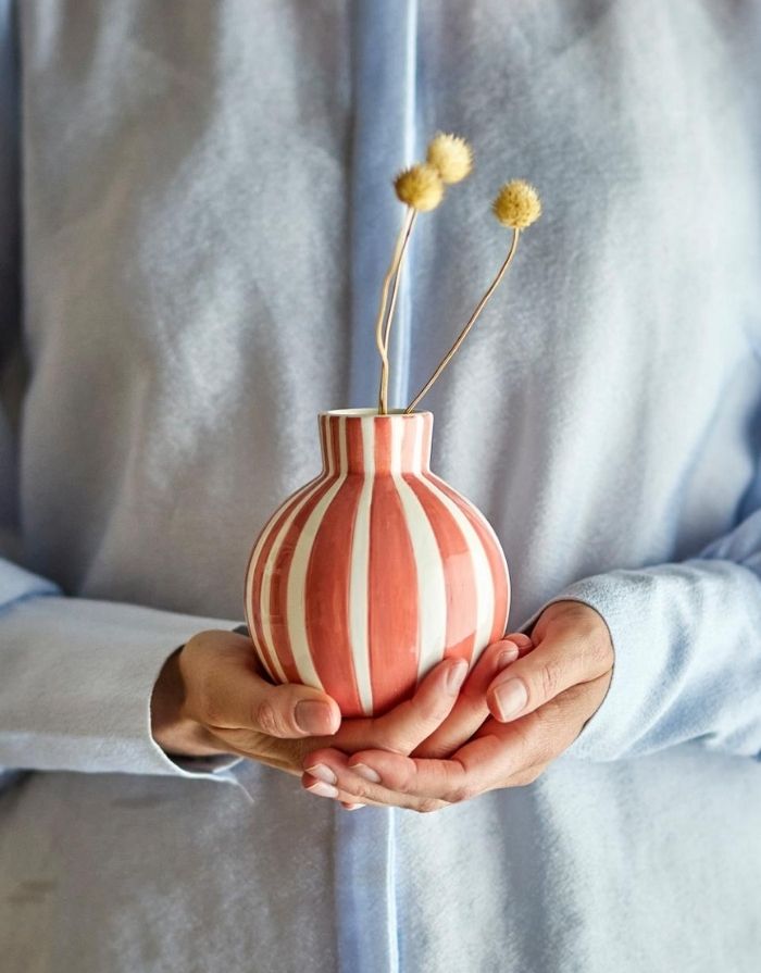 Orangefarbene Vase Fian mit handbemalten Streifen aus Keramik von Bloomingville