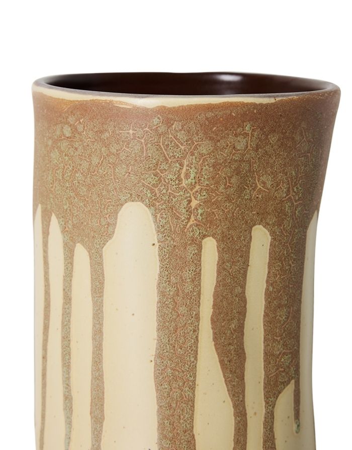 HKliving Long Vase aus Keramik mit geschwungener Form und ausdrucksstarker reaktiver Glasur in warmen Erdtönen.