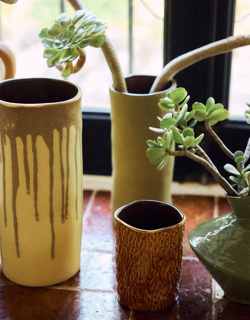 HKliving Long Vase aus Keramik mit geschwungener Form und ausdrucksstarker reaktiver Glasur in warmen Erdtönen.