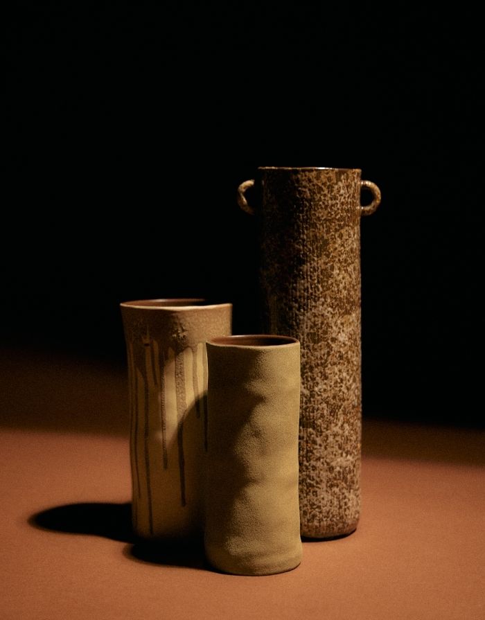 HKliving Long Vase aus Keramik mit geschwungener Form und ausdrucksstarker reaktiver Glasur in warmen Erdtönen.