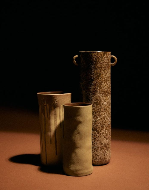 HKliving Long Vase aus Keramik mit geschwungener Form und ausdrucksstarker reaktiver Glasur in warmen Erdtönen.
