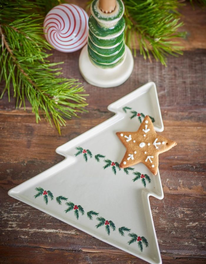 Servierplatte Berry von Bloomingville in Weihnachtsbaum Form aus Steingut mit Tannenzweigen Decor mit Keks darauf