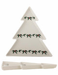 Servierplatte Berry von Bloomingville in Weihnachtsbaum Form aus Steingut mit Tannenzweigen Decor als Freisteller von oben