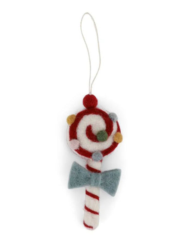 Handgefilzter Anhänger Lolli mit hellblauer Schleife von Én Gry & Sif – nachhaltiger Weihnachtsanhänger aus Wolle im verspielten Zuckerstangen-Design.