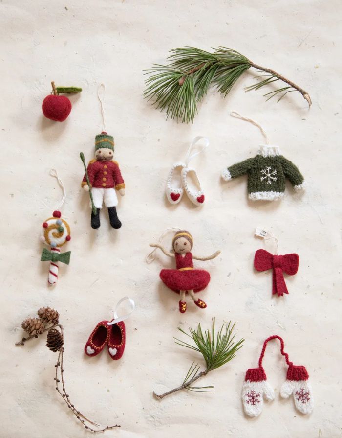 Handgefilzte rote Mini-Schleife aus Wolle von Én Gry & Sif – weihnachtlicher Filzanhänger aus Fair-Trade-Produktion, perfekt für Baum, Kranz oder Geschenkdeko.