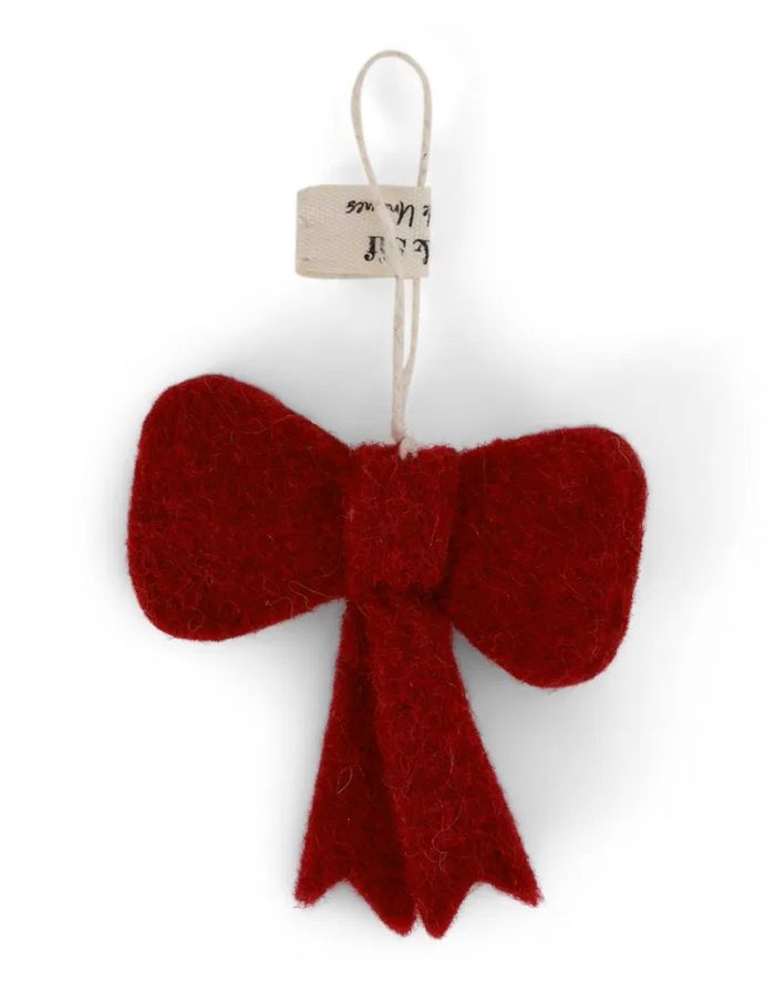 Handgefilzte rote Mini-Schleife aus Wolle von Én Gry & Sif – weihnachtlicher Filzanhänger aus Fair-Trade-Produktion, perfekt für Baum, Kranz oder Geschenkdeko.