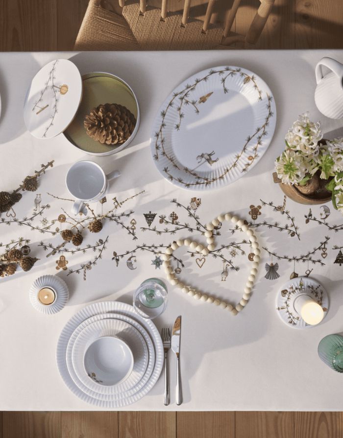 Hammershøi Christmas Keksdosen-Set von Kähler – zwei runde Metalldosen (Ø 20 cm / Ø 22 cm) mit weihnachtlichem Zweig- und Zapfendekor, ideal für Plätzchen oder Geschenke.