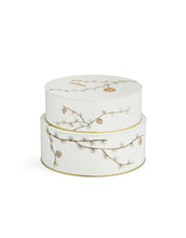 Laden Sie das Bild in den Galerie-Viewer, Hammershøi Christmas Keksdosen-Set von Kähler – zwei runde Metalldosen (Ø 20 cm / Ø 22 cm) mit weihnachtlichem Zweig- und Zapfendekor, ideal für Plätzchen oder Geschenke.
