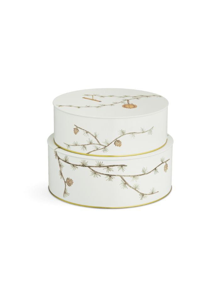 Hammershøi Christmas Keksdosen-Set von Kähler – zwei runde Metalldosen (Ø 20 cm / Ø 22 cm) mit weihnachtlichem Zweig- und Zapfendekor, ideal für Plätzchen oder Geschenke.