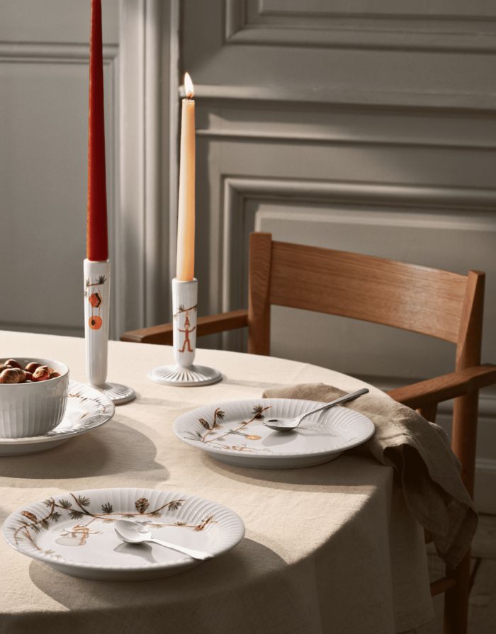 Hammershøi Christmas Kerzenständer H12 cm von Kähler aus Irdenware mit Hammershøi-Rillen und weihnachtlichen Motiven – dekorativer Akzent für Fensterbank, Tisch oder Sideboard.