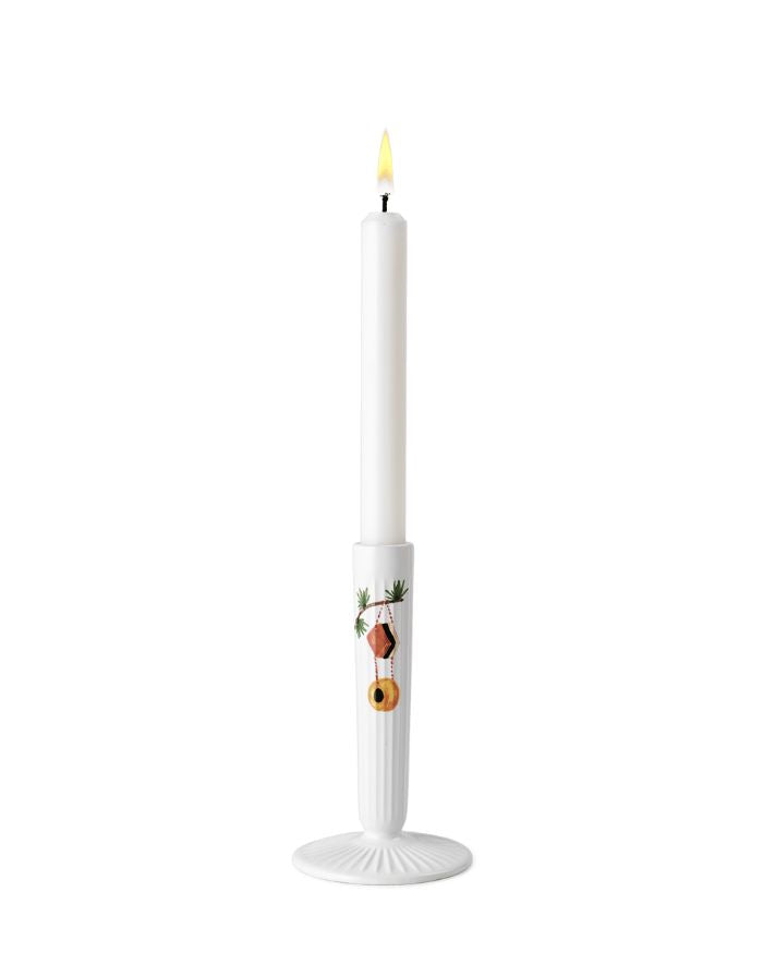 Hammershøi Christmas Kerzenständer H16 cm von Kähler aus Irdenware mit Hammershøi-Rillen und weihnachtlichen Motiven – dekorativer Akzent für Fensterbank, Tisch oder Sideboard.