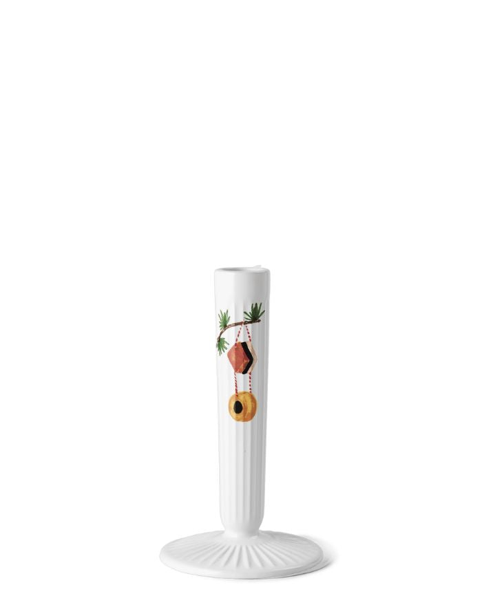 Hammershøi Christmas Kerzenständer H16 cm von Kähler aus Irdenware mit Hammershøi-Rillen und weihnachtlichen Motiven – dekorativer Akzent für Fensterbank, Tisch oder Sideboard.