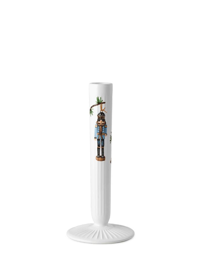 Hammershøi Christmas Kerzenständer H20 cm von Kähler aus Irdenware mit Hammershøi-Rillen und weihnachtlichen Motiven – eleganter Blickfang für Fensterbank, Tisch und Wohnraum.