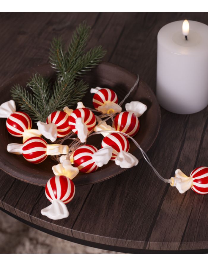 Lichterkette Bonbon von Star Trading mit roten und weißen Bonbon-Anhängern und warmweißen LEDs – festliche Weihnachtsdeko für Innenräume