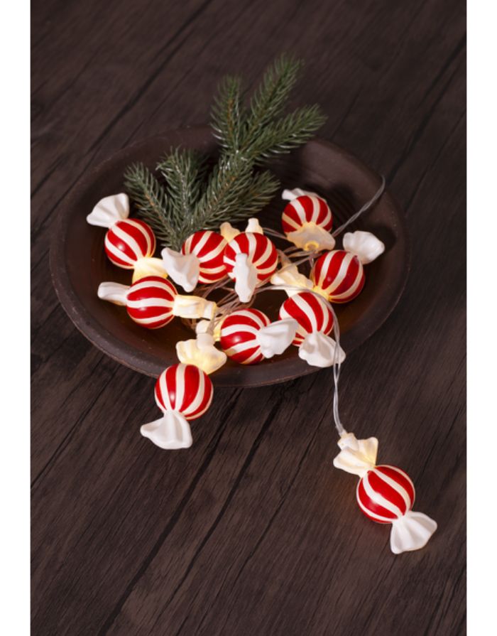 Lichterkette Bonbon von Star Trading mit roten und weißen Bonbon-Anhängern und warmweißen LEDs – festliche Weihnachtsdeko für Innenräume