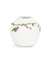 Laden Sie das Bild in den Galerie-Viewer, Hammershøi Christmas Vase H13 cm von Kähler aus Porzellan mit feinen Weihnachtsmotiven wie Engel, Sterne, Walnüsse und Tannenzapfen – festliche Dekoration für Tisch und Wohnraum.
