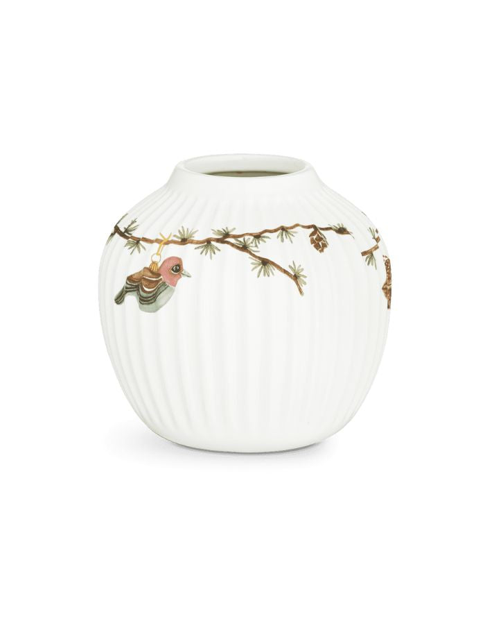 Hammershøi Christmas Vase H13 cm von Kähler aus Porzellan mit feinen Weihnachtsmotiven wie Engel, Sterne, Walnüsse und Tannenzapfen – festliche Dekoration für Tisch und Wohnraum.