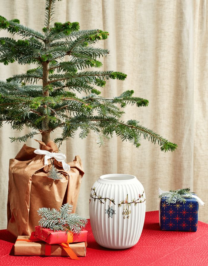 Hammershøi Christmas Vase von Kähler, 21 cm hoch, aus Porzellan mit feinen Aquarelldekorationen von Engel, Rotkehlchen und Rentier – festliches Highlight mit nordischem Charme.