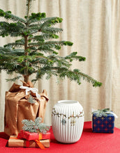 Laden Sie das Bild in den Galerie-Viewer, Hammershøi Christmas Vase von Kähler, 21 cm hoch, aus Porzellan mit feinen Aquarelldekorationen von Engel, Rotkehlchen und Rentier – festliches Highlight mit nordischem Charme.
