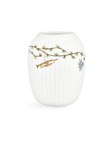 Hammershøi Christmas Vase von Kähler, 21 cm hoch, aus Porzellan mit feinen Aquarelldekorationen von Engel, Rotkehlchen und Rentier – festliches Highlight mit nordischem Charme.