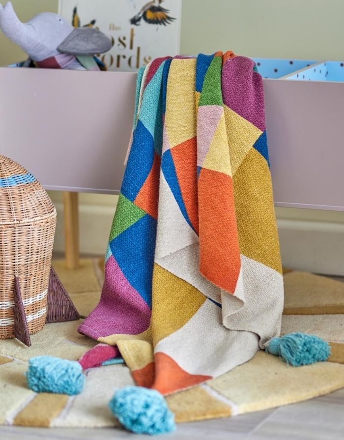 Bloomingville MINI Decke Colorine bunt gemustert mit Quasten aus recycelter Baumwolle.