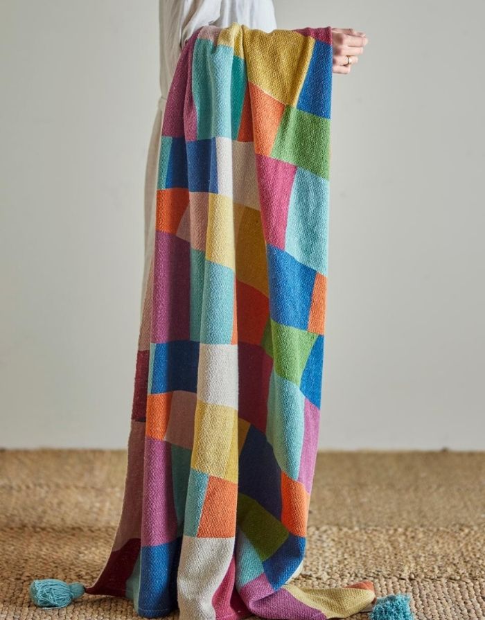 Bloomingville MINI Decke Colorine bunt gemustert mit Quasten aus recycelter Baumwolle.