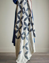 Laden Sie das Bild in den Galerie-Viewer, Bloomingville Decke Forma Natur aus recycelter Baumwolle mit floralem Muster, Streifenrückseite und Quasten an den Ecken
