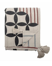 Laden Sie das Bild in den Galerie-Viewer, Bloomingville Decke Forma Natur aus recycelter Baumwolle mit floralem Muster, Streifenrückseite und Quasten an den Ecken
