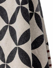 Laden Sie das Bild in den Galerie-Viewer, Bloomingville Decke Forma Natur aus recycelter Baumwolle mit floralem Muster, Streifenrückseite und Quasten an den Ecken
